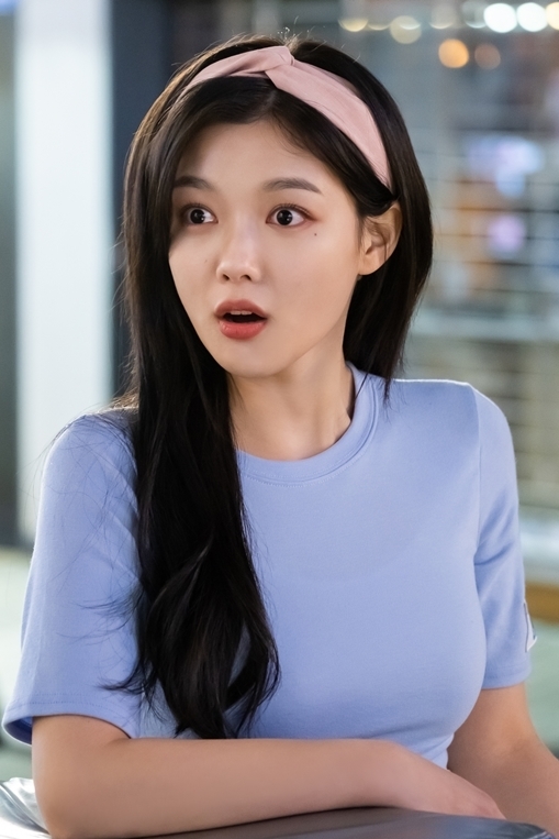 金裕貞飾演進入可疑機器後變成炸雞塊的「崔敏兒」