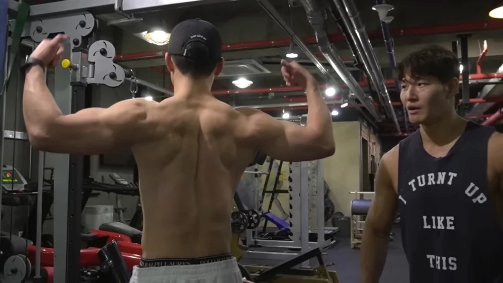 金武烈找來了金鍾國擔任他健身指導老師