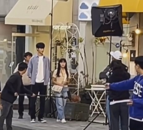 《背著善宰跑》路透照