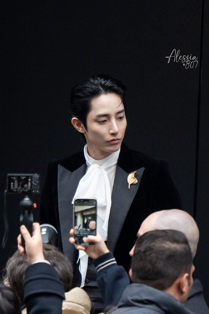 李洙赫出席時尚品牌D&G的2024秋冬大秀