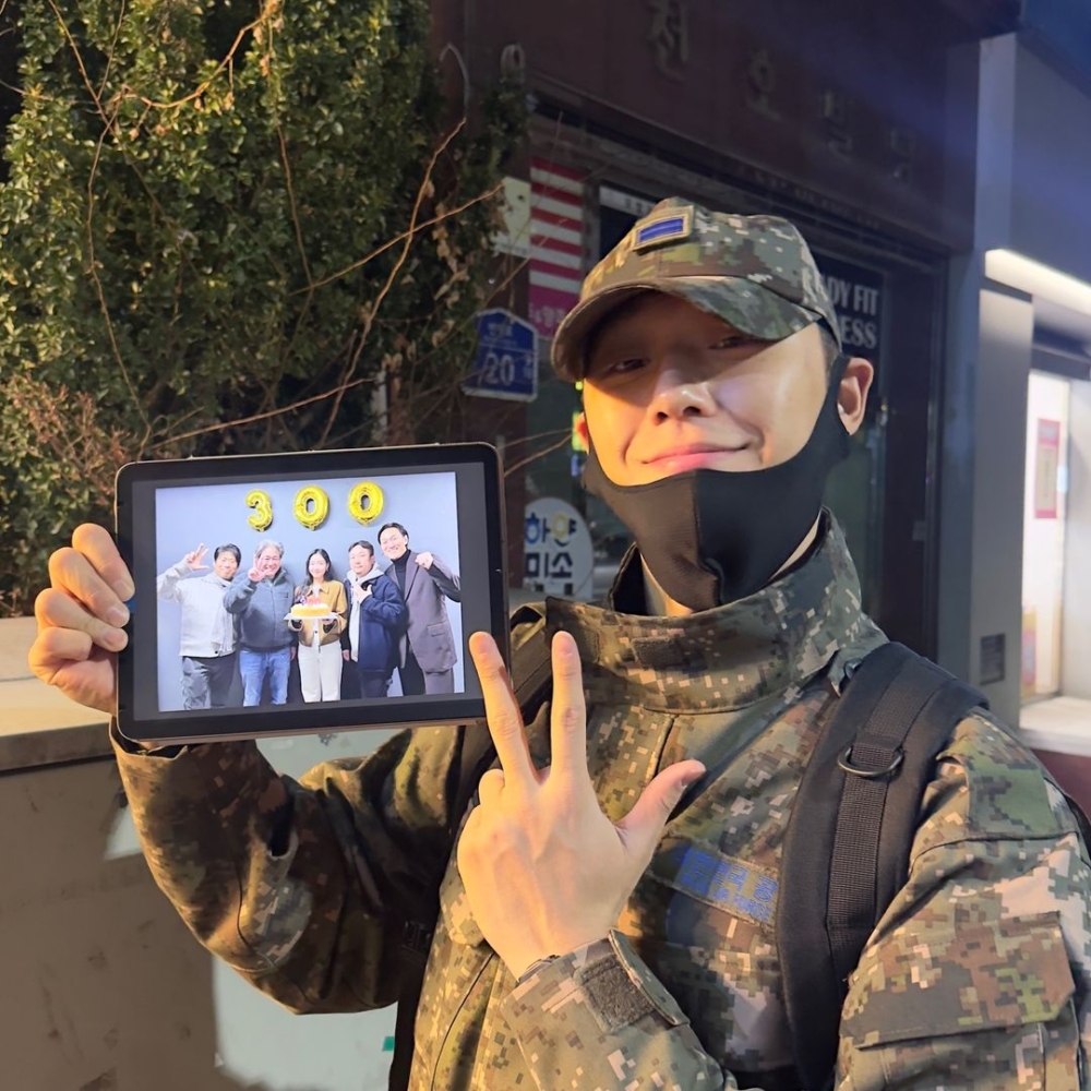 李到晛穿軍裝發文慶祝