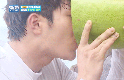 與西瓜接吻(?)的徐康俊