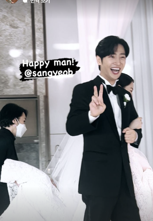 李相燁24日與圈外女友舉行了婚禮