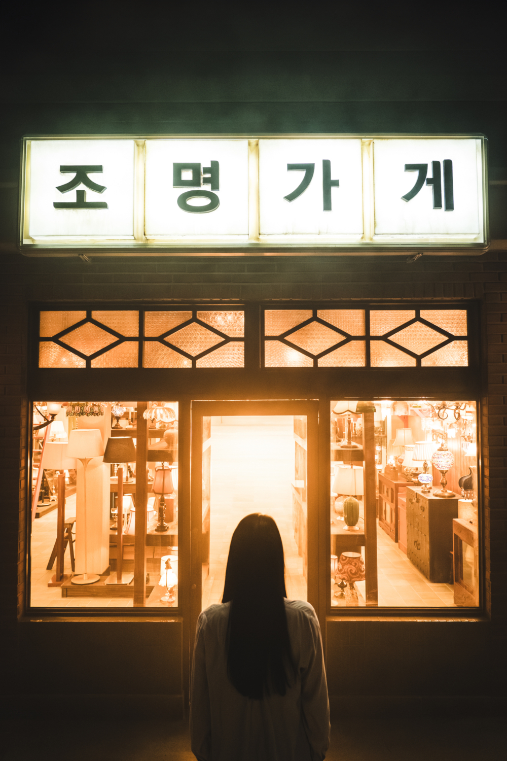 出自姜草之手的《照明商店》是部集合神秘跟治癒的動人之作。