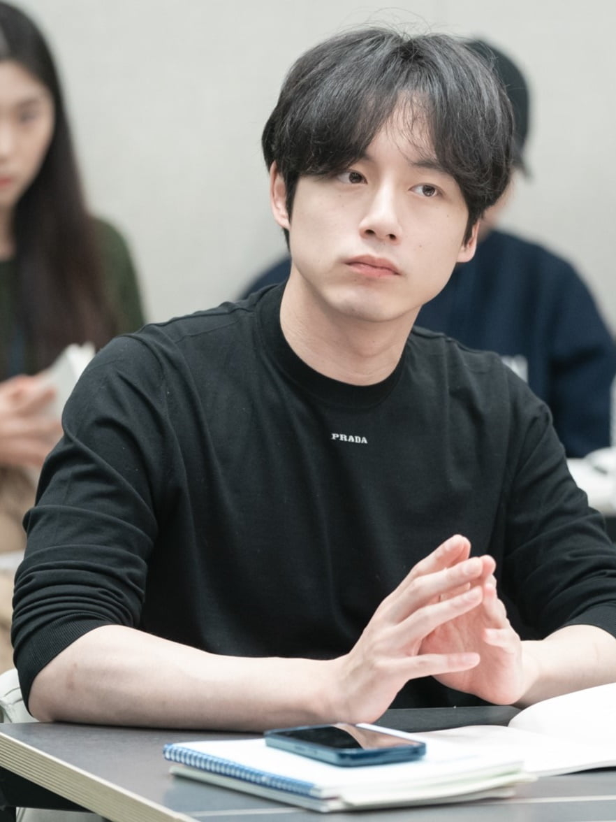 坂口健太郎飾演帶著後悔傷痛的「俊高」