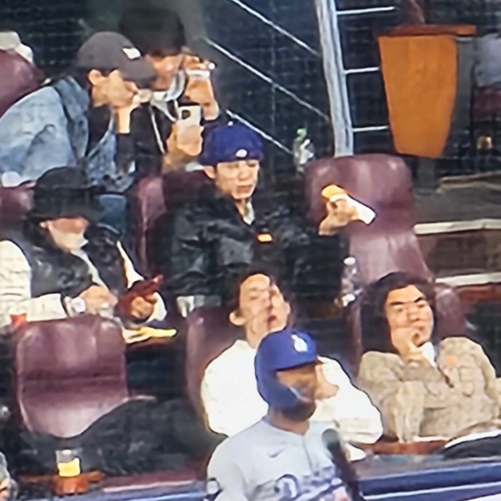 車銀優坐在夫妻二人前面