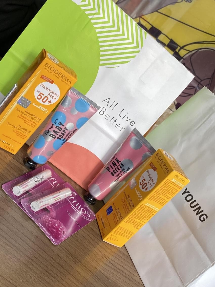 送了護手霜、防曬霜、護唇膏