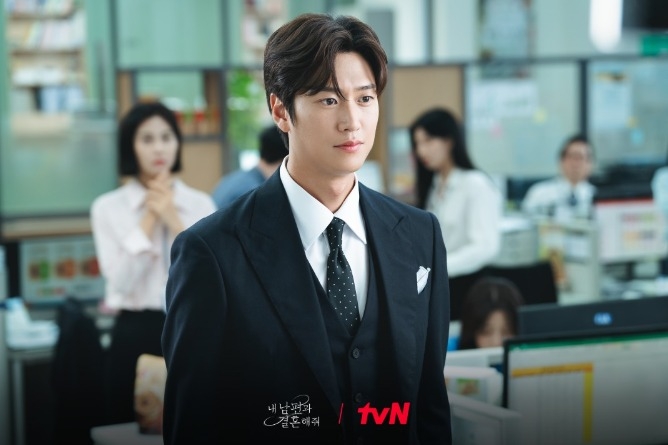 羅人友在劇中飾演暖男部長「劉志赫」