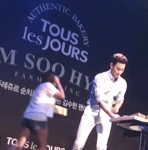 「握手被拒男」金秀賢