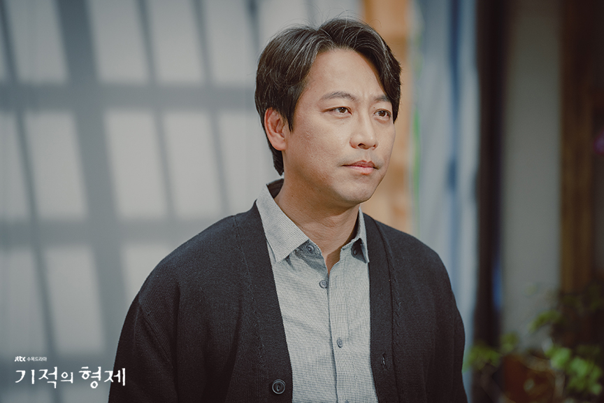 吳萬石飾演福氏家族唯一的「無能力者」兼管家爸爸「嚴順九」