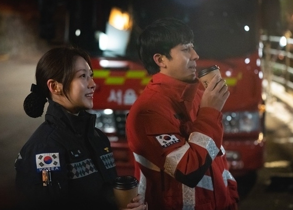 通過2022年播出的《災後調查日誌》結緣