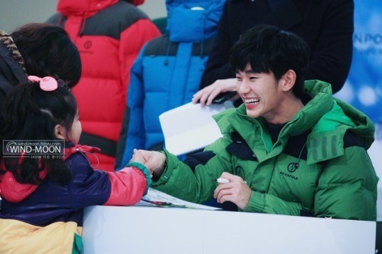 附上一張成功與小粉絲握手的歐巴XD