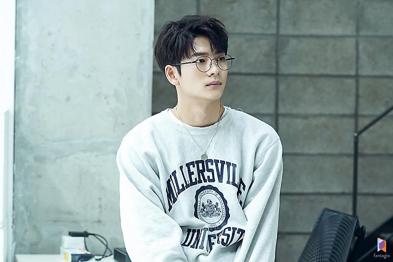 姜泰伍在劇中飾演了擁有完美外貌和反轉面貌的局外人主人公