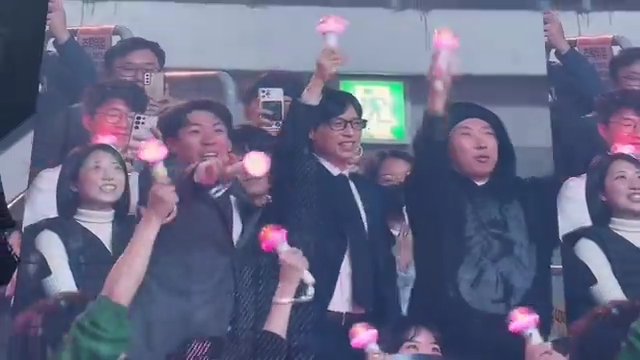 劉在錫、梁世燦、朴明洙穿西裝現身IU演唱會