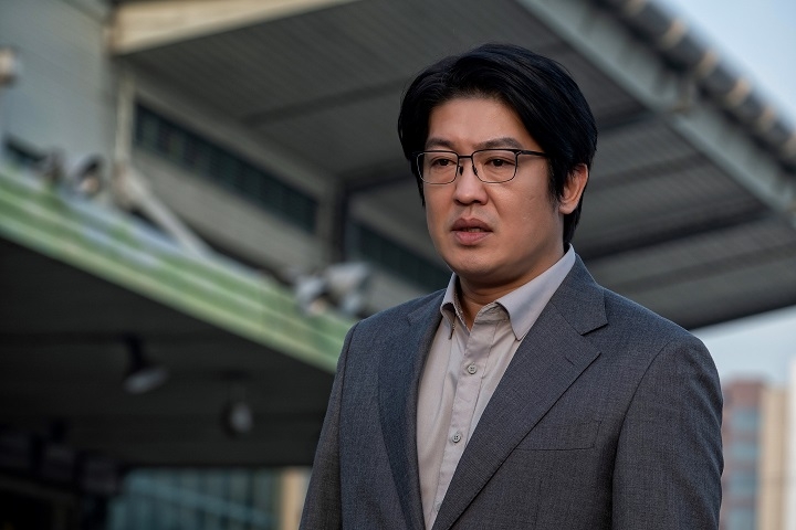 許成泰則飾演TCI組長「鄭彩萬」