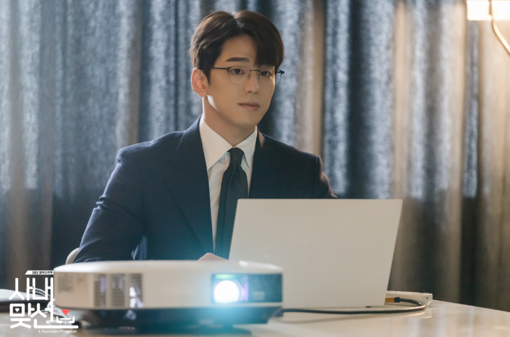 《社内相親》飾演男二