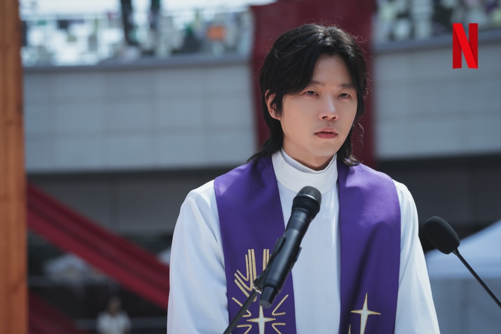 全晟佑飾演照顧信徒的助理神父「禹誠材」