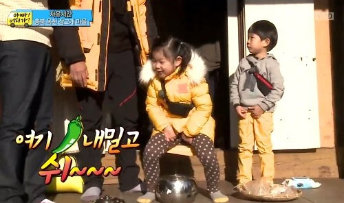 當場示範小男孩如何上厠所的成彬XD