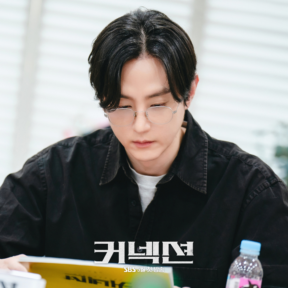 權率飾演沉穩且冷靜的檢察官「朴泰鎮」