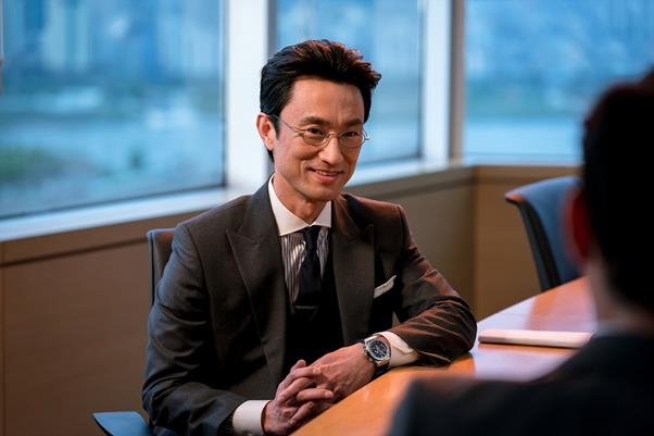 金炳哲飾演只要一喝酒就會啓動能力的超能力律師「邊浩施」