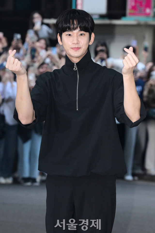 金秀賢出席《淚之女王》殺青宴