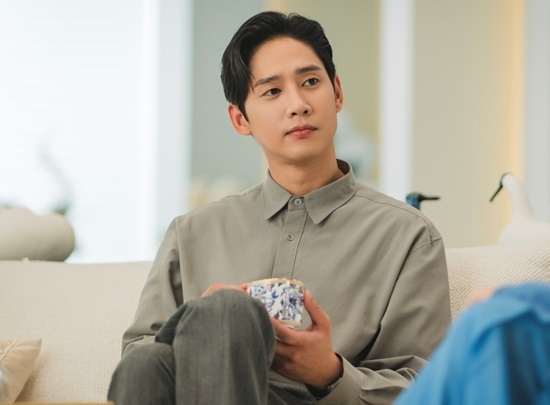 飾演的是城府很深的投資專家「尹殷盛」