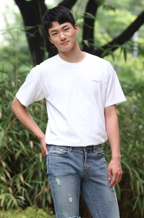 申承浩飾演正宇的後輩機長