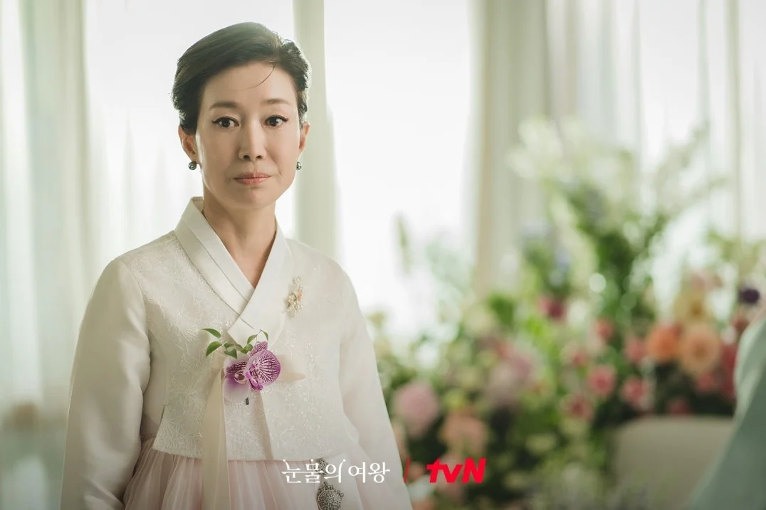 羅映姬在《淚之女王》飾演金智媛財閥家族媽媽「金鮮和」。