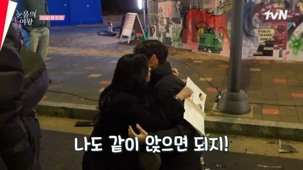 金智媛也配合金秀賢蹲下