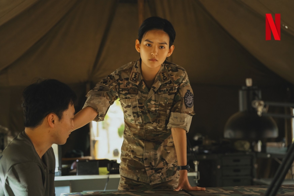 金允慧飾演戰鬥勤務支援隊指揮官「姜仁雅」