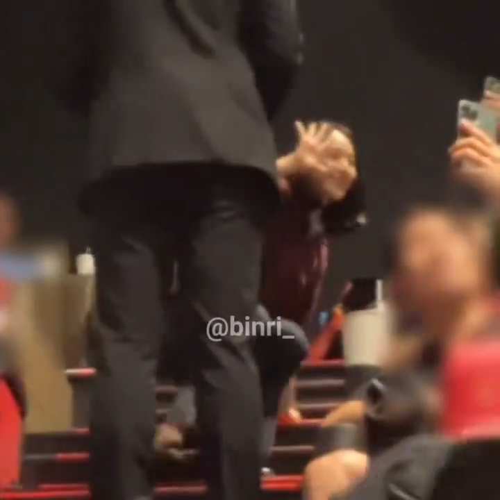 蹲下與粉絲們合照