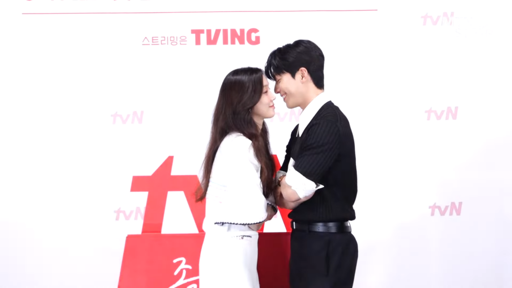 重現海報中的「鼻尖吻」