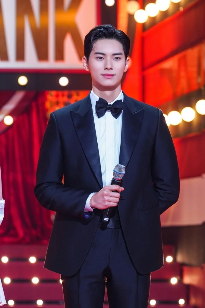 擔任KBS《音樂銀行》MC