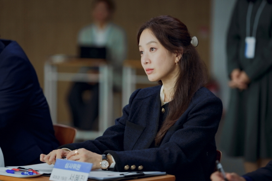 鄭麗媛飾演資深國語講師「徐惠珍」