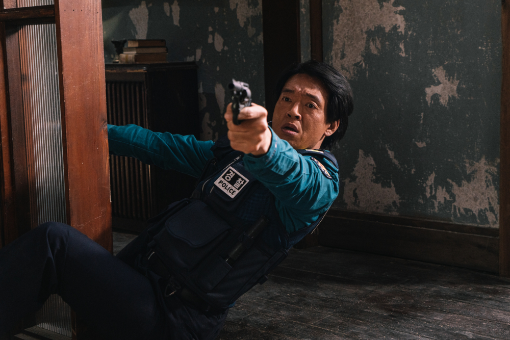朴智煥飾演小區警察「崔少將 」