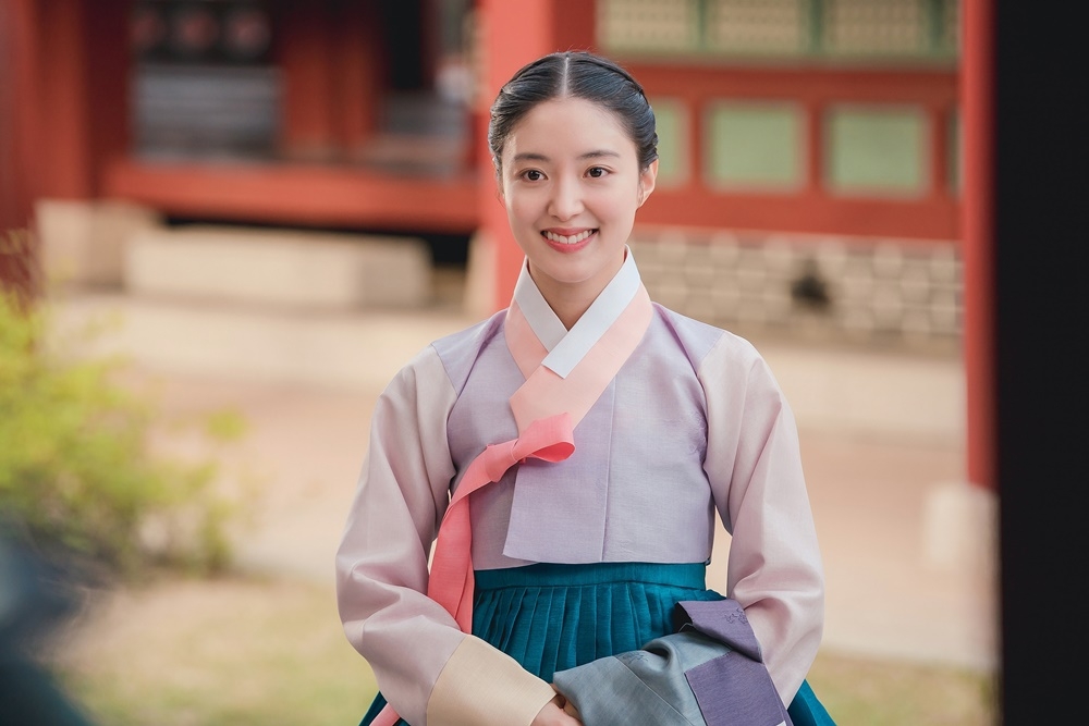 《衣袖紅鑲邊》