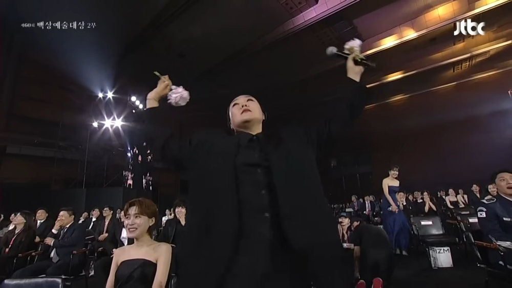 現場模仿金高銀在《破墓》跳大神的名場面