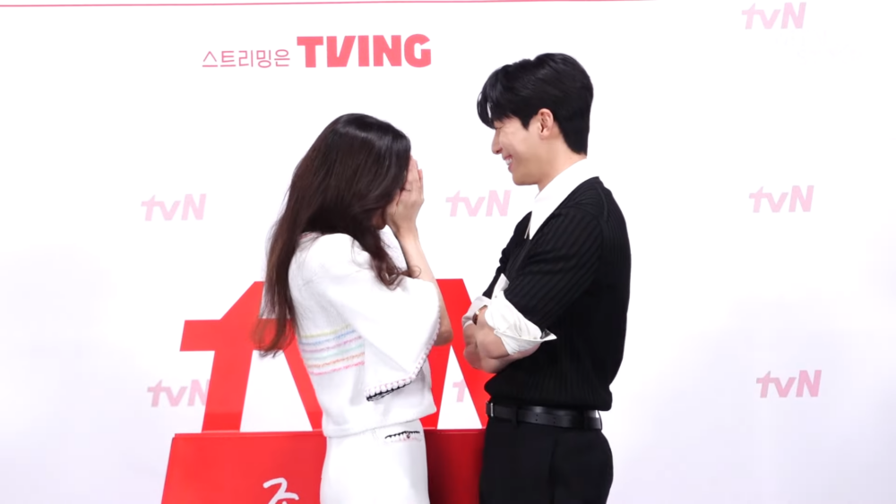 做完立馬害羞的鄭麗媛