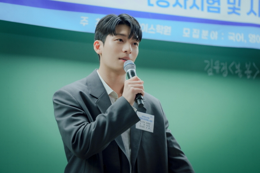 魏河俊飾演新任講師「李俊浩」