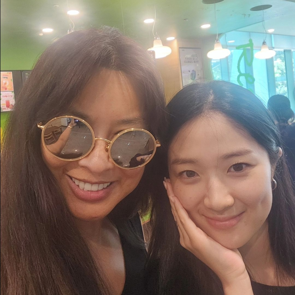 鄭英珠上傳了與金惠奫的合照