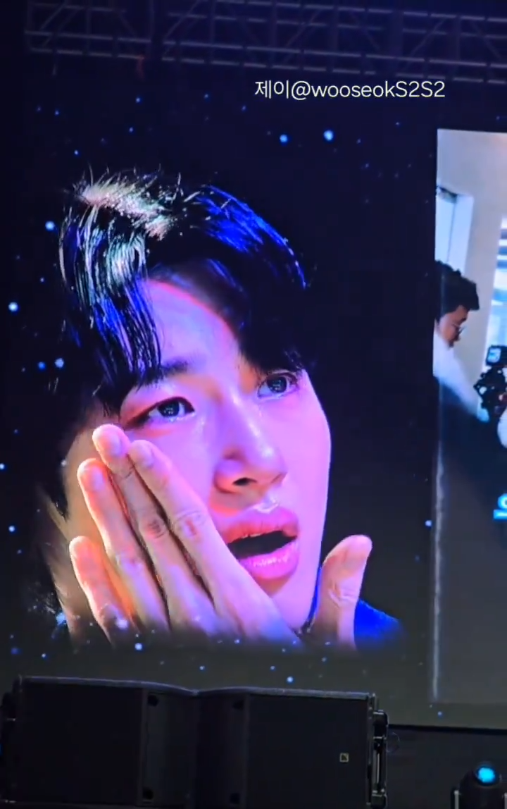 邊佑錫在看粉絲們準備的應援影片忍不住落淚