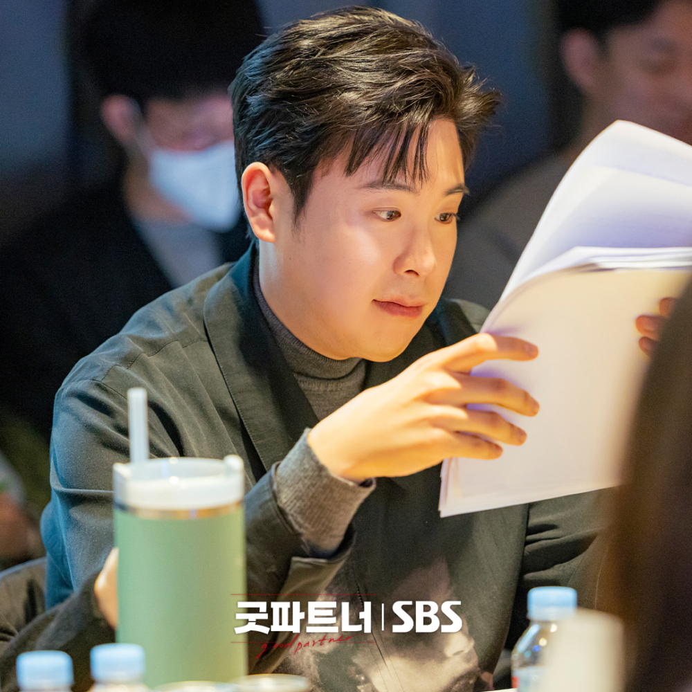 P.O飾演樂觀主義律師「全恩浩」