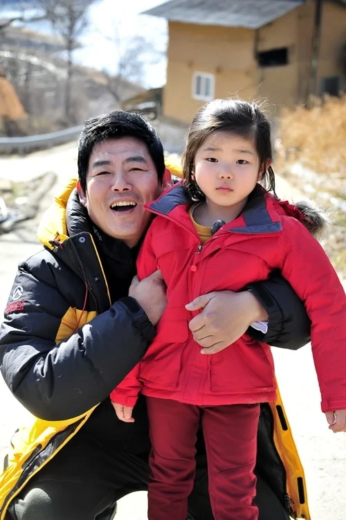 成東鎰曾帶著女兒成彬參加《爸爸！我們去哪裡？》