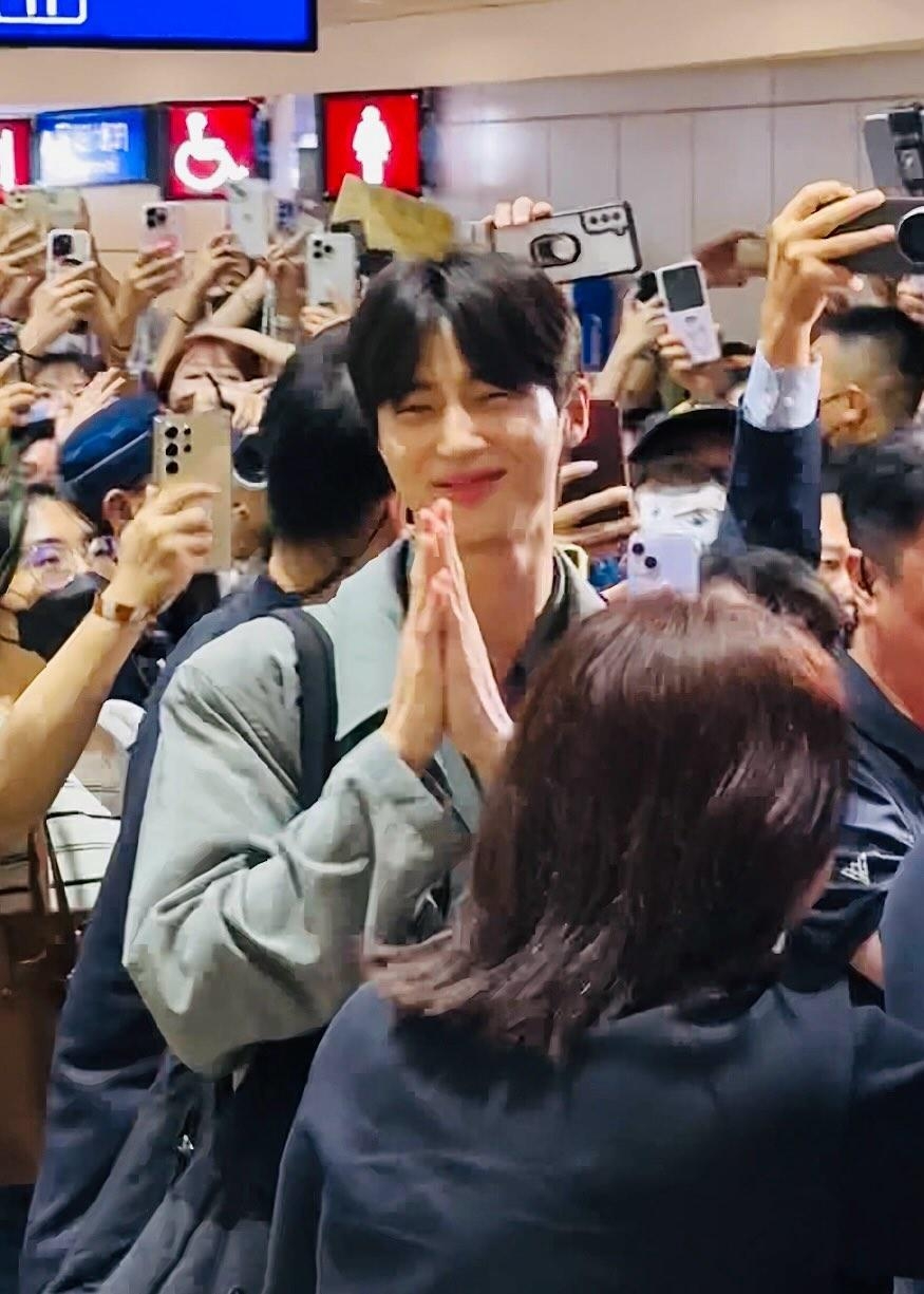 邊佑錫露出抱歉的表情XD