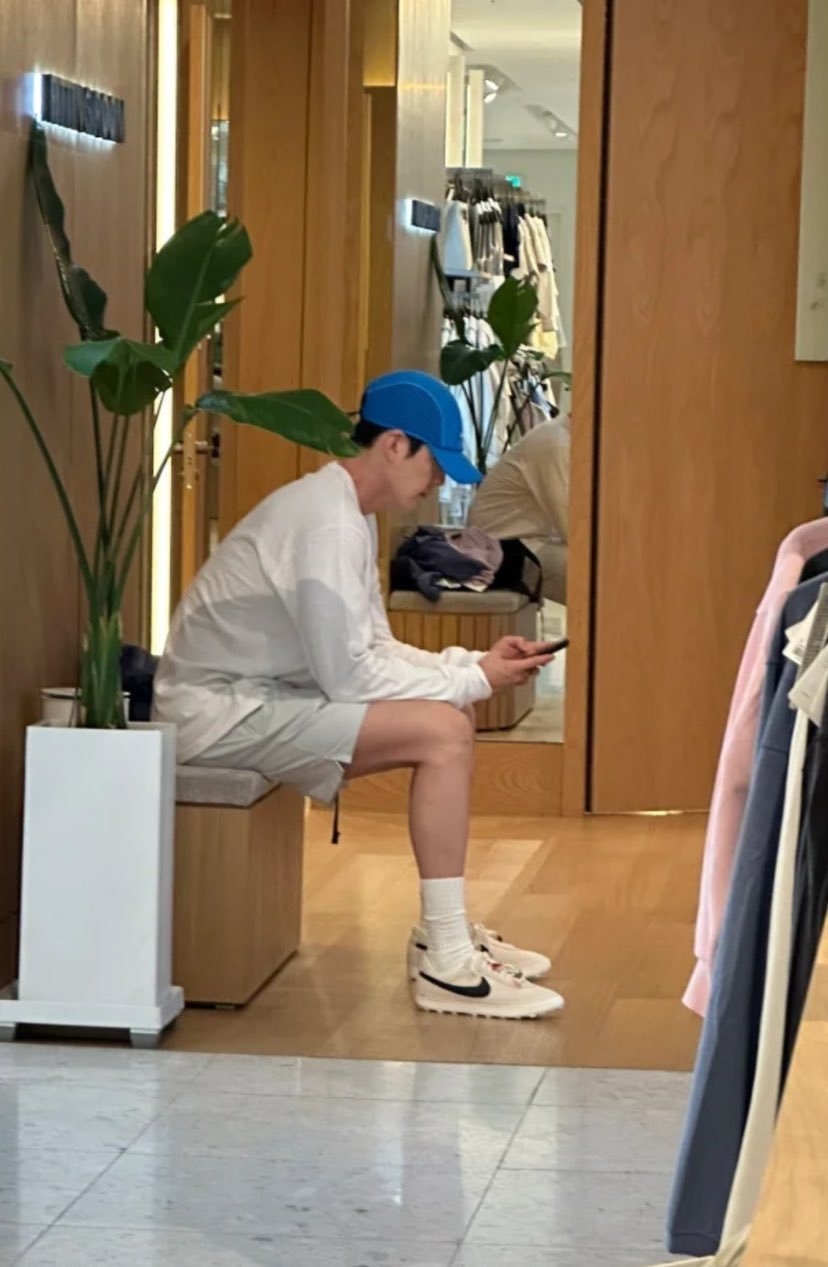 等女友試衣服的金宇彬