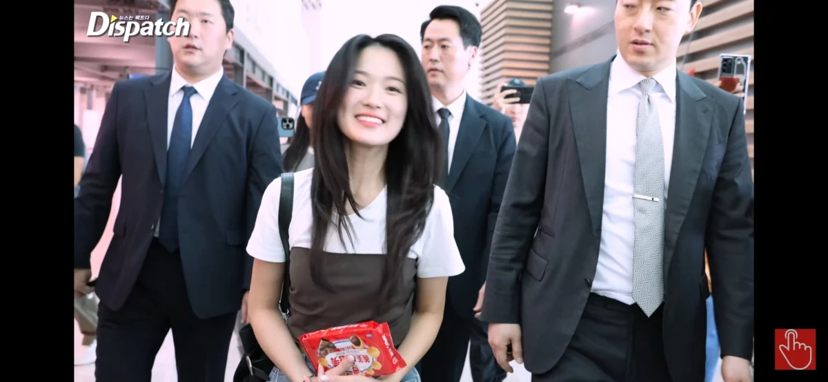 金惠奫在韓國機場收到義美小泡芙