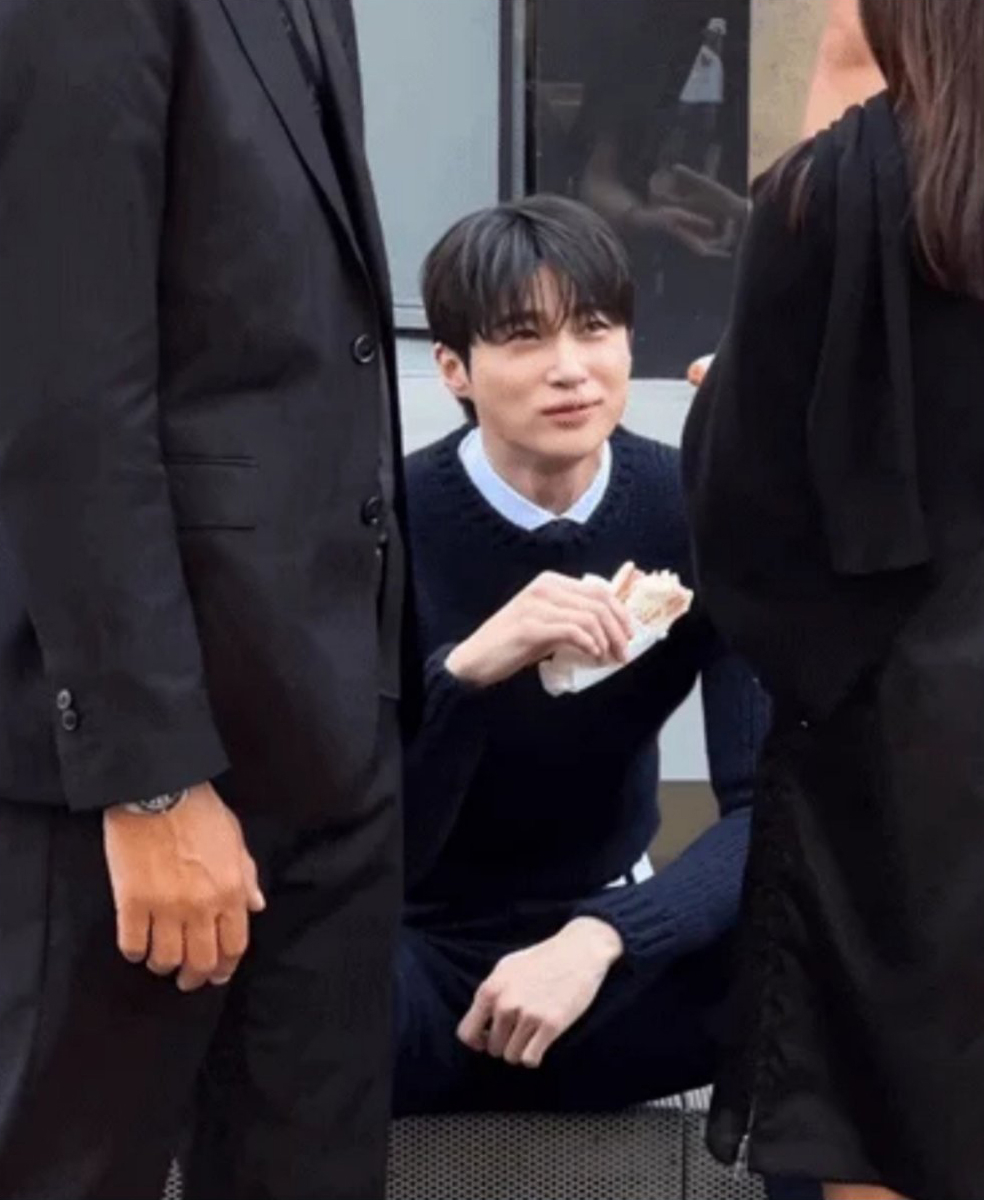 秀後啃三明治的邊佑錫