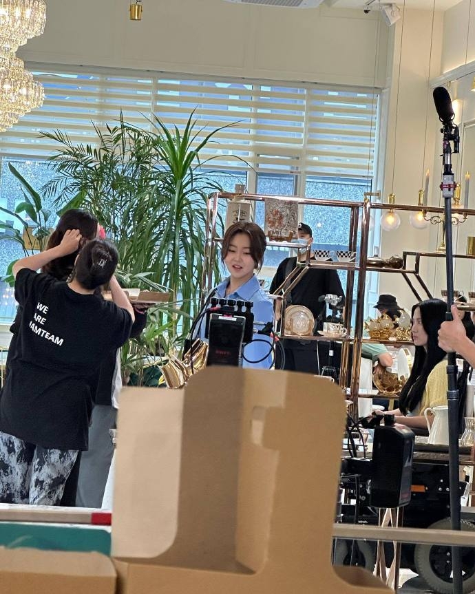 《背著善宰跑》34歲小率與閨蜜在咖啡廳的路透照