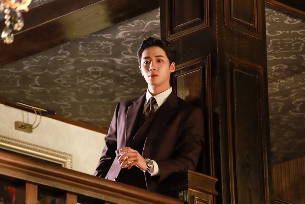 秋英宇飾演為了守護玉泰英不惜賭上性命的藝人男子「千承輝」