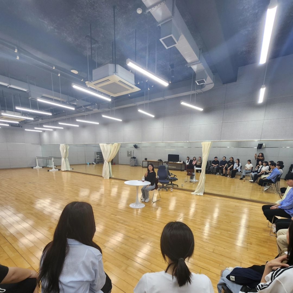 金惠奫來到課堂與學弟妹們見面